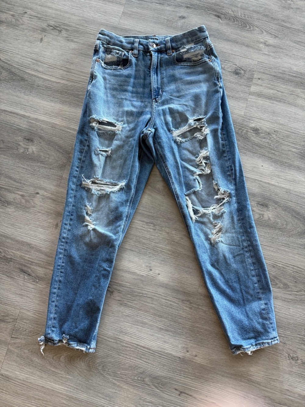American Eagle Outfitters Distressed Light Blue curvy mom Jeans size 6